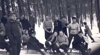 Rodeln auf und an der „Fünf-Minuten-Bahn“ am Feuersteinberg. Das war nicht ungefährlich: Man musste den Schlitten zwischen den Bäumen hindurch durchsteuern (um 1955).