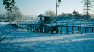 Verschneite Spielbrücke an der Grillhütte in der Wolfshecke um 1970.