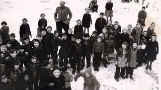 Lehrer Hölzel aus Langwaden mit seiner„Schulklasse beim Schlittenfahren (ca. 1957).