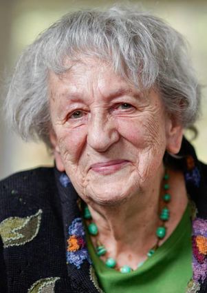 Schriftstellerin Ingrid Noll erhält die "blaugelbe Bennnessel".