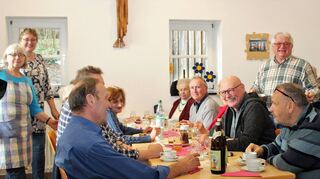Ruth Roth, Ulrike Damko-Schellhaas, Hans Hentschel (stehend, von links) sorgen jeden Donnerstag für ein reichhaltiges Essensangebot in der Pfarrscheuer in Beedenkirchen.