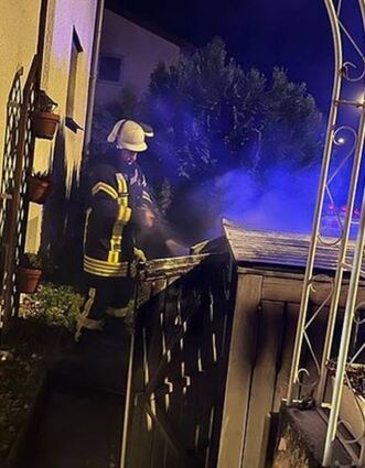 bzw_FW_Einsatz_2023-01-01

Zwingenberg. Bereits am ersten Tag des neuen Jahres musste die Freiwillige Feuerwehr Zwingenberg zu einem Einsatz ausrücken. Wie stellvertretender Stadtbrandinspektor Karl-Heinz Zecher berichtet, war auf einem Anwesen an der Wiesenpromenade-West ein Mülleimer in Brand geraten, der in einem Unterstand abgestellt war. Gegen 4 Uhr waren zwölf Kameraden mit drei Fahrzeugen am Neujahrstag vor Ort, um den brennenden Abfallbehälter mit Wasser zu fluten; die Einsatzleitung hatte Stephan Diefenbach. Nach dem Löschen des Brandes prüften die Einsatzkräfte mit der Wärmebildkamera, ob auch tatsächlich alle Glutnester erwischt wurden.
Zum letzten Einsatz im alten Jahr waren die ehrenamtlichen Retter am Mittwoch zwischen den Jahren ausgerückt, wie Zecher mitteilt. Zum wiederholten Male waren bei der an der Straße Am Falltor gelegenen Firma Loryma durch Reinigungsarbeiten die Brandmeldeanlage ausgelöst worden. Zehn Kameraden waren in drei Fahrzeugen ausgerückt, um Räume zu kontrollieren und die Technik zurückzusetzen; die Einsatzleitung lag in den Händen von Stadtbrandinspektor Reiner Schellhaas. mik