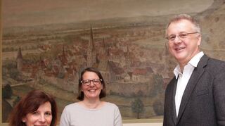 Statt Neujahrsempfang ein Gespräch zum neuen Jahr: Stadtverordnetenvorsteherin Susanne Benyr (l.), Erste Stadträtin Christine Bender und Bürgermeister Rainer Burelbach blicken voraus.