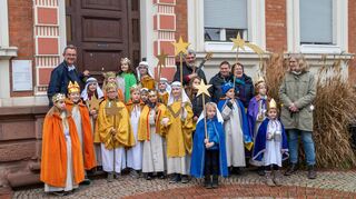 Dass sie gut zu Fuß sind, bewiesen die Sternsinger, die diesmal an zwei Tagen in Lorsch unterwegs waren. Auch am Stadthaus sangen sie und sammelten Spenden.