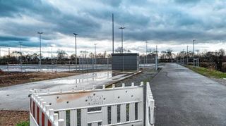 Zwischen Autobahn und Berliner Ring könnten wieder Container und Hallen zur Unterbringung von Geflüchteten aufgestellt werden.