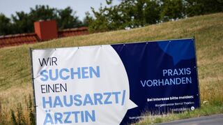 Die Situation bietet sich vielerorts im ländlichen Raum: Eine Hausarztpraxis gibt es, doch keinen Mediziner, der sie übernehmen möchte.
