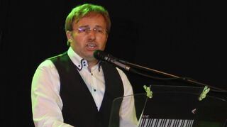 „Jürgen singt Udo“ heißt das Programm mit dem der Kölner Künstler Ralph Jürgen Schweikert am Sonntag (15.) im Mobile auftritt.