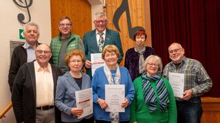 Bei der Jahreshauptversammlung des Sängerkranz Zwingenberg ehrte Sängerkreisvorsitzender Heinz Ritsert (vorne, links) verdiente Mitglieder des Gesangvereins, darunter auch den Vorsitzenden Andreas Mayer (rechts).