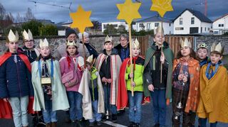 Die Sternsinger trafen sich am Friedhof und zogen dann, begleitet unter anderem von Organistin Renate Spieß, in kleinen Gruppen durchs Gebiet Im Knippel.