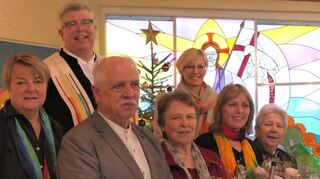 Abschied von Gabriele Thielitz und Begrüßung von Beatrix von Gemünden. Von links: Doris Maul, Sebastian Hesselmann, Klaus und Gabriele Thielitz, Heike Kopp (Kirchenvorstand), Beatrix von Gemünden und Hilde Scheerer.