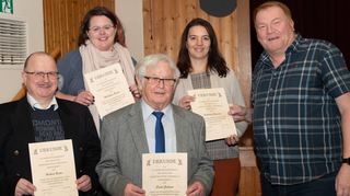 Bei der Jahreshauptversammlung des Karnevalvereins Narrhalla wurden langjährige Mitglieder geehrt. Die Urkunden überreichte KVN-Vorsitzender Markus Kropp (r.) an (v.l.) Herbert Becker (für 33 Jahre), Michaela Becker (25 Jahre), Ernst Gerhard (55 Jahre) sowie Patrizia Germann (33 Jahre).