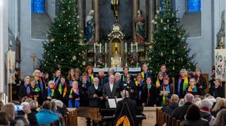 Das Konzert unter Leitung von Thomas Adelberger (am Klavier) sorgte für eine sehr gut besuchte Kirche. Die Ensembles begeisterten mit anspruchsvollen Titeln, die Zuhörer sangen Weihnachtslieder.