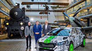 mid Groß-Gerau - Technik-Vorstand Johannes Neft, Karel Ksandr, Generaldirektor des Technischen Nationalmuseums, und Logistik-Vorstand Michael Oeljeklaus (v.l.) bei der Übergabe des Skoda Fabia RS Rally2-Prototyps.