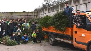 Die Pfadfinder haben sich in Lorsch um das Einsammeln der Weihnachtsbäume gekümmert. Vier Stunden lang waren die Helfer im gesamten Stadtgebiet unterwegs.