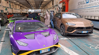 mid Kopenhagen - Huracan STO mit gelbem "Cofango" neben der Einstiegsversion des Urus.