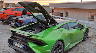 mid Kopenhagen - Hoch aufschwingende Klappe über dem V10-Mittelmotor des Huracan Tecnica.