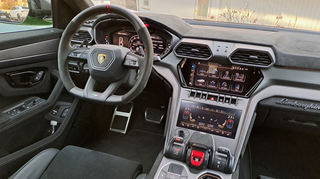 mid Kopenhagen - Luftfahrt-inspiriert ist das Fahrer-orientierte Urus-Cockpit mit drei TFT-Displays.