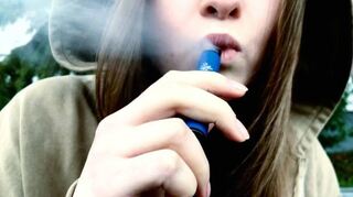 Ein Bild, das man immer öfter sieht: Jugendliche, die eine Vape rauchen.