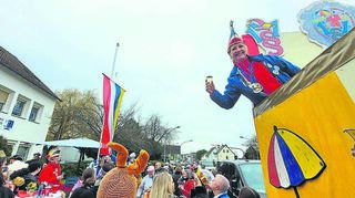 Vor dem Domizil der neuen Schirmherrin Kerstin die Paragrafenreiterin (auf dem Wagen) in der Weiherhausstraße in Heppenheim wurde am Samstag die vierfarbbunte Flagge gehisst. Die Fastnacht geht damit in ihre heiße Phase.