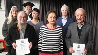 Den Umweltpreis der Stadt übergaben Bürgermeister Michael Helbig (Dritter von links) und Stadtverordnetenvorsteher Stefan Ringer (Zweiter von rechts) an (von links) Martina Kühnel, Klaus Mohr, Jenny Clement, Helga und Georg Hoffmann.