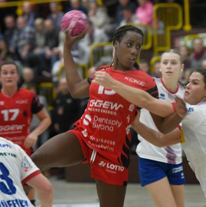 Handball Bundesliga Frauen HSG Bensheim Auerbach Flames - HSG Blomberg-Lippe
Ndidi-Silvia Agwunedu am Ball
Foto: Jürgen Strieder