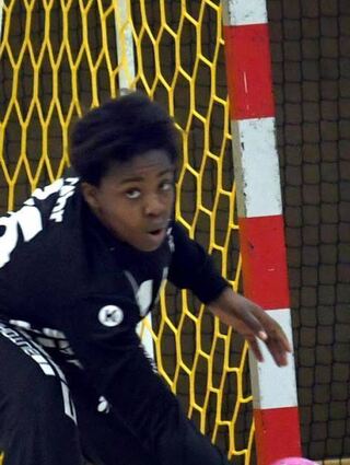 Die Leistungen in der Abwehr inklusive der Torhüterinnen (links Vanessa Fehr) stimmte bei den Flames gegen Blomberg, doch im Angriff haperte es. Ndidi Agwunedu (rechts, am Ball) traf gegen ihren Ex-Verein immerhin sechs Mal.
