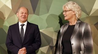 Galten lange Zeit als enge Vertraute:Bundeskanzler Olaf Scholz und Christine Lambrecht (beide SPD).