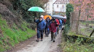 Der Grenzgang in Zell führte anfangs über einen steilen Anstieg hinauf zum Höhenweg.