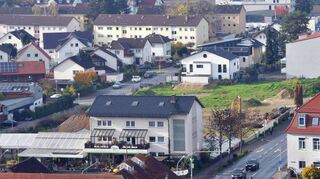 Hinter dem weiterhin bestehenden Geschäft der Blumenhandlung Mai darf auf dem früher dazu gehörenden Gärtnereigelände gebaut werden. Die Bürgerinitiative wehrt sich bisher vor allem gegen die geplante Tiefgaragen-Andienung.