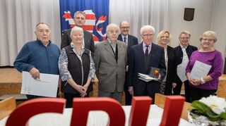 Ehrungen beim CDU-Neujahrskeffee: (v.l.) Heinrich Hülskämper (65 Jahre Mitglied), Melitta Hartnagel (30 Jahre), Matthias Utermann (Ortsverbandsvorsitzender), Klaus Freudenberger (50 Jahre), Michael Meister (CDU-Kreis-Ehrenvorsitzender), Bernhard Wielage (25 Jahre), Birgit Heitland (CDU-Kreisvorsitzende), Gerhard Gärtner (50 Jahre) und Karin Gärtner (35 Jahre).