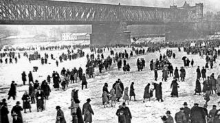 Volksfeststimmung auf dem zugefrorenen Rhein bei Ludwigshafen im Februar 1929.