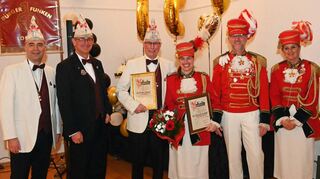 Matthias Rothmund und Melanie Drayß-Schmitt (Mitte) wurde der Graf-Philipp-Orden verliehen. Michael Heuss (l.) verkündete die Entscheidung der Gilde, Bürgermeister Christian Schönung (2.v.l.) hielt die Laudatio auf die beiden Funken-Fastnachter. Viele Vereinsmitglieder gratulierten ihnen zur besonderen Auszeichnung.