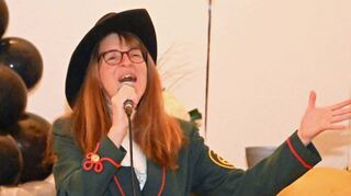 Angie Helm sang Lorscher Fastnachtslieder wie „Wenn über dem Rathaus die Sterne tanzen / und ich hör das Glockenspiel“ und brachte das Publikum zum Schunkeln. Die Funken-Fastnachter Aloys Leidner, Ralf Wenzel und Manfred Odenweller sind seit 25 Jahren Ordensträger und immer noch aktiv für die Lorscher Fastnacht.