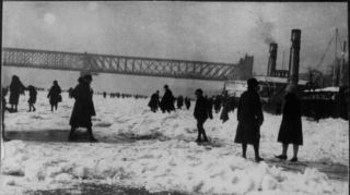 Bis zu 60 Zentimeter dick war das Eis, auf dem sich die Spaziergänger im Februar 1929 bewegten.