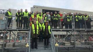 Die Bergsträßer SPD-Reisegruppe auf dem Podest des Terminal 3 des Frankfurter Flughafens.