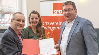 Daniel Unruh (r.) wurde von Peter Kaffenberger und Landtagskandidatin Josefine Koebe für 25-jährige Mitgliedschaft in der SPD geehrt.