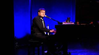 „Udo singt Jürgen“ nennt sich das Programm, mit dem der Kölner Pianist Jürgen Schweikert die Spielzeit 2023 im gut besuchten Theater Mobile eröffnete.