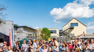 Ein attraktives Programm in der Ortsmitte soll es beim Frühlingsmarkt Einhausen auch 2023 wieder geben. Wer einen Beitrag dazu anmelden möchte, kann das ab sofort tun. Das Anmeldeformular wurde jetzt freigeschaltet. Unser Bild zeigt Zuschauer im Vorjahr bei der „Bienentanz“-Darbietung der Kita.