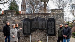 Auf dem Friedhof Mitte haben die Ehrentafeln mit den Namen der in den beiden Weltkriegen gefallenen Mitarbeiter der Papierfabrik Euler einen neuen Platz erhalten. Unser Bild bei der Vorstellung zeigt (v.l.) den Leiter des Eigenbetriebs Stadtkultur Thomas Herborn, Bürgermeisterin Christine Klein, Archiv-Leiterin Claudia Sosniak, den langjährigen Euler-Betriebsrat Norbert Hebenstreit und Michael Horschler, der wesentlich zum Erhalt des Ensembles beigetragen hat.