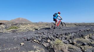 Paradies für Radfahrer mit oder ohne Elektromotor: Lanzarote mit seiner beeindruckenden Landschaft.