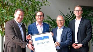 Die Firma Speedikon Facility Management AG feierte ihr 25-jähriges Bestehen. Unser Bild zeigt (v.l.): Matthias Zürker, Geschäftsführer der Wirtschaftsförderung Bergstraße, Adrian Merkel, und Peter Merkel, Vorstand und Aufsichtsratsvorsitzender bei Speedikon, Felix Fischer, Projektmanager im WFB-Unternehmerservice.