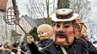 Wie hier beim Fastnachtsumzug 2020 sollen auch in diesem Jahr wieder Schwellköpp beim Umzug in Heppenheim unterwegs sein.