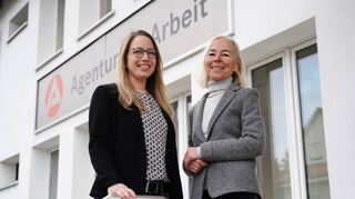 Wechsel an der Spitze bei der Agentur für Arbeit in Bensheim: Meike Manocchio (l.) übernimmt Geschäftsstellenleitung von Rosemarie Schultheis.