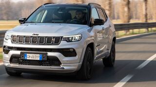 Die Scheinwerfer sind nach der Überarbeitung des Jeep Compass breiter geworden, der Grill erinnert an seine Markenbrüder.