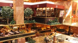 Das Atrium des Trump Towers in Marmor: unten der gastronomische Bereich, oben die Bar mit zahlreichen Fotos des früheren US-Präsidenten.