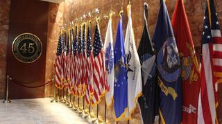 Im Foyer das Dienstsiegel des 45. US-Präsidenten und die offiziellen Flaggen.