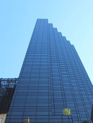 In der Fassade des Towers spiegeln sich die gegenüberliegenden Gebäude.