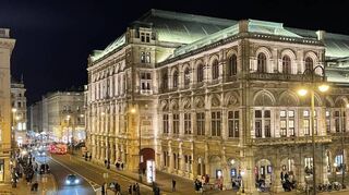 Nach ihrer Reise sind sich Beate und Svenja einig: Ein Besuch in Wien (l.) und Budapest lohnt sich auf jeden Fall.