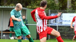 Andreas Rödel (links) trifft im Spiel gegen die TSV Auerbach II für die SG Gronau, die sich aber als B-Liga-Aufsteiger im bisherigen Saisonverlauf mit dem Toreschießen schwertat und deshalb im Tabellenkeller festsitzt.