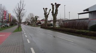 Auf einem Teil der Nibelungenstraße sind wieder bis zu 50 km/h zulässig, in Höhe der Einkaufsmärkte zum Beispiel. Die Tempo-30-Schilder sind abmontiert.